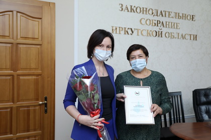 Ирина Синцова от имени депутатского корпуса поздравила педагогов Приангарья